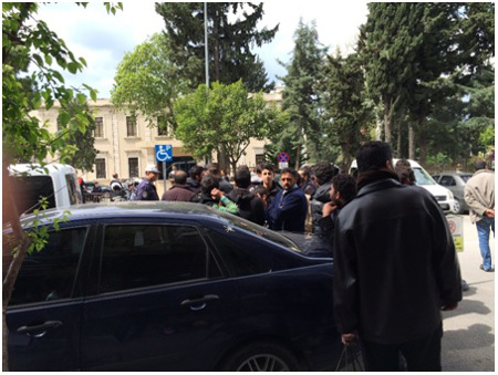 Syrische Flüchtlinge beim Sitzstreik vor dem Büro des Gouverneurs von Hatay (2. Bericht des Friedensratschlags Hatay - April 2016) 