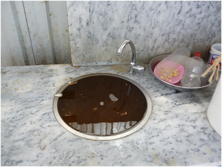 Die folgenden drei Fotos vom Lager Boynuyoğun in Altınözü zeigen jeweils die Zustände am Geschirrspülbecken, der Damentoilette und dem Bereich, wo Kinder spielen (2. Bericht des Friedensratschlags Hatay - April 2016)