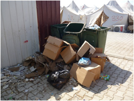 Die folgenden beiden Bilder zeigen den Bereich außerhalb der Zelte sowie die unhygienischen Zustände im Sanitärbereich im Camp Apaydın (2. Bericht des Friedensratschlags Hatay - April 2016)