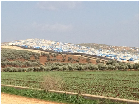 Die "Zeltstadt" Atme befindet sich direkt gegenüber dem Dorf Bükülmez in Reyhanlı auf der syrischen Seite der Grenze: (2. Bericht des Friedensratschlags Hatay - April 2016)