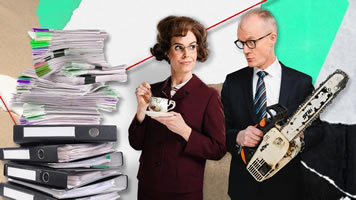 Die Sendung "Die Bürokratie-Anstalt" vom 11.3.2025 im ZDF: Maike Kühl und Max Uthoff stehen neben einem großen Stapel Aktenordner. Maike Kühl hält eine Tasse Tee in der Hand, Max Uthoff hält eine Motorsäge.