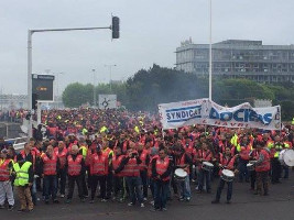 Auch die Docker von Le Havre im Streik gegen das neue französische Arbeitsgesetz - hier am 1. Streiktag den 2.6.2016