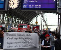 Solidaritätsaktion am Frankfurter Hbf - am Gleis des ICE nach Paris - am 14. Juli 2016: Wir grüssen die französischen Arbeiter im Streik gegen deutsche Verhältnisse