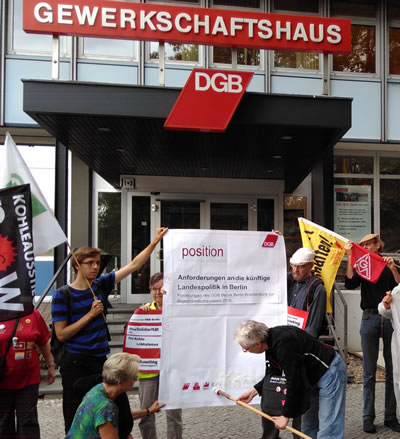 Klimaaktive GewerkschafterInnen protestieren am 5. 7. 2016 vor DGB Berlin. Foto von Christine Kühnel - wir danken!