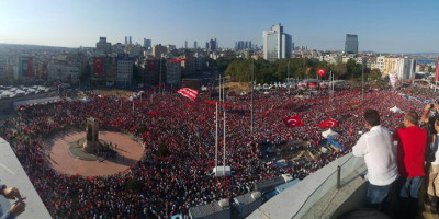 Versammlung der Demokratie:mehr als 100.000 auf dem Taksim-Platz in Istanbul (24.7.16, sendika.org)