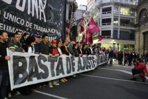 Während in Argentinien Gewerkschaftsführungen interne Machtkämpfe austragen, mobilisieren soziale Bewegungen gegen den Tarifazo - hier am 9.8.2016 in Buenos Aires
