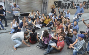 Istanbul, 19. August 2016: Redaktionssitzung der verbotenen Zeitung Özgür Gündem auf dem Bürgersteig vorm versiegelten Redaktionsgebäude (sendika.org)