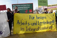 Weltlehrertag: Protestaktion von Honorarlehrkräften vor dem Brandenburger Tor. Foto von Frieda Zentin von der Aktion am 5. Oktober 2016 