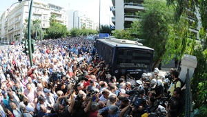 Rentnerdemo Athen 3.10.2016 - ein Polizeibus...