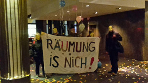 "Räumung is nich!" Protest für bezahlbaren Wohnraum: 20 Aktivisten stürmen Amano-Hotel in Berlin-Mitte (22.11.16, Bündnis Zwnagsräumung verhindern)