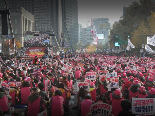 12. November 2016: Eine Million Menschen in Seoul gegen die Park-Regierung, hier: KCTU-Kundgebung vor der Präfektur (Foto: Helmut Weiss, LabourNet Germany)