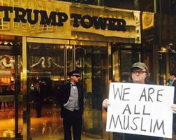 Michael Moore vor dem Trump-Tower: "We are all Muslim"