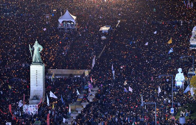 Stadtzentrum von Seoul bei der Demonstration am 12.11.2016 - vor dem Königsdenkmal (Foto: Helmut Weiss, LabourNet Germany)