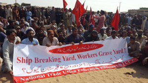 Abwrackwerft - Friedhof für Arbeiter. Werftarbeiter in Pakistan protestieren nach Gasexplosion in Großbrand auf altem Öltanker (November 2016, IndustriALL)