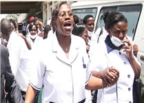 Die Krankenschwesterngewerkschaft Kenias wollte den gemeinsamen Streik mit der Ärztegewerkschaft beenden. Die Krankenschwestern hat man nicht gefragt…
