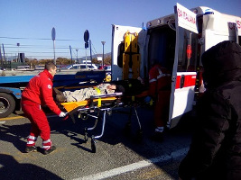 20.1.2017 - verletzte Kollegen am Flughafen von Pisa werden ins Krankenhaus gebracht, nach einer neuerlichen Fahrzeugattacke auf Streikposten