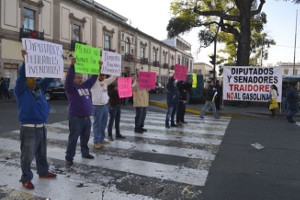 Protest gegen Benzinpreiserhöhung in einem Vorort von Mexiko Stadt am 11.1.2016