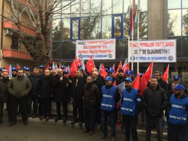 Ersatzprotest nach Demoverbot: Türkische Ölarbeiter am 26.12.2016 vor dem Gewerkschaftshaus in Istanbul