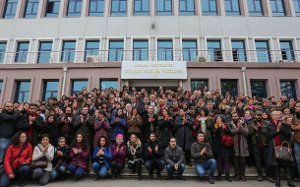 [Türkei] Entlassene Akademiker*innen protestieren vor den Toren der Universität Ankara (sendika.org, 8. Februar 2017)