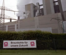 „Braunkohle für unsere Zukunft“ - ver.di-TRansparent vor dem Kraftwerk-Niederaussem 