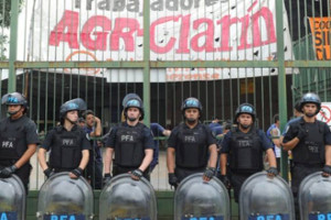 Polizeiaufmarsch vor der besetzten Clarin Druckerei in Buenos Aires am 8.3.2017