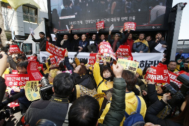 Freudenfeier bei der Kundgebung des südkoreanischen Gewerkschaftsbundes KCTU zum Urteil des Verfassungsgerichtes am 10.3.2017 in Seoul