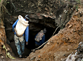 Eine von Tausenden Goldminen in Südafrika, die von den Konzernen "verlassen" wurden - nicht aber von den Belegschaften