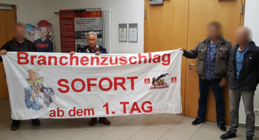 IGM-Leiharbeitskollegen vom AK MiZ Augsburg/Donauwörth mit ihrem 1. Mai-Transparent "Branchenzuschlag SOFORT ab dem 1. Tag" vor dem Sitzungssaal der IGM - Tarifkommission Leiharbeit im Frankfurter DGB-Haus am 04. Mai 2017