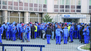 BandArbeiterInnen streiken bei Ford Craoiva am 22.12.20177