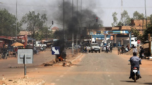 Zum Gipfel EU-Afrika brennende Barrikaden in der Hauptstadt Burkina Fasos am 27.11.2017