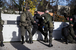 Zeitgleich zu grossen Demonstration und Hartz IV Debatten lässt die neue Wiener Rechtsregierung Notstand üben - durch die Armee...