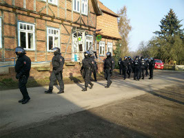 100 Vermummte gegen ein Transparent in Meuchefitz am 20.2.2018