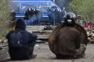 Frankreich: Selbstverwaltete Zone auf der Ex-Flughaufenbaustelle in NDDL (Notre-Dame-des-Landes) brutal geräumt