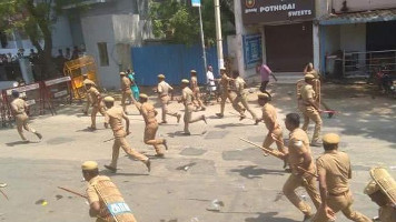 Die indische Polizei gegen Demonstranten gegen eine Kupferschmelze - kurz bevor geschossen wird am 22.5.2018 - elf Tote