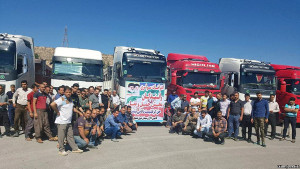 Streikende iranische Trucker bei Isfahan am 1.6.2018