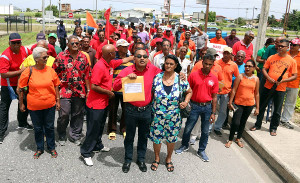 Vor den Toren der geschlossenen Raffinerie: Delegation der 5.000 zuckerarbeiter auf Trinidad, die seit 15 Jahren auf die Erfüllung von Versprechungen warten