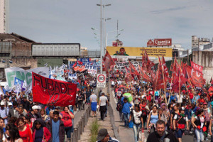 Über die Brücke von Buenos Aires - Generalstreikdemo am 25.9.2018