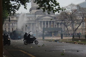 Argentinische Polizei wirft Gasgranaten am 24.10.2018 gegen Massenproteste in Argentinien, weil die Regierung das Diktat des Internationalen Währungsfonds befolgt und einen Kahlschlag-Haushalt verabschieden lässt