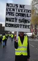 Foto von Bernard Schmid der Demo in Paris am 24.11.2018: "Wir (tauchen) nicht in die Nacht ein ohne zu kämpfen"