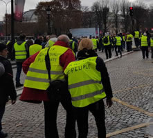 Foto von Bernard Schmid der Demo in Paris am 24.11.2018: Auf der Jacke links steht : "Für eine gerechtere Besteuerung"