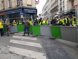 Foto von Bernard Schmid der Demo in Paris am 24.11.2018: An dem Zaun wurde nicht etwa gerüttelt, der wurde getragen, als Barrikade.. Hümm, hümm..