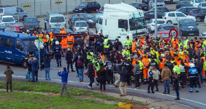 Streikende Docker in setubal versuchen einen Bus mit Streikbrechern aufzuhalten am 22.11.2018, die Polizei beginnt ihren Einsatz im Auftrag von VW