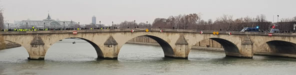 Foto von Bernard Schmid: Stilleben mit "Gelbwesten" (links) und blauen Einsatzkräften (rechts) über der Seine (Demo in Paris am 5.1.19)