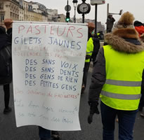 Foto von Bernard Schmid: Auch 05. Januar 19 - Transparent anscheinend eines Arbeiterpriesters. Die von ihm aufgezählten Gruppen ("Zahnlose", "Analphabetinnen bei GAD..") wurden entweder durch François Hollande o. durch Emmanuel Macron beleidigt...