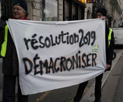 Foto von Bernard Schmid: "Vorsatz für 2019: Macron entfernen" (Demo in Paris am 5.1.19)