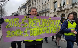 Foto von Bernard Schmid: (Optimistisch:) "2018 - Fünfte Republik. 2019 - Erste Demokratie" (Demo in Paris am 5.1.19)