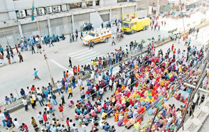 Streikende Textilarbeiter blockieren die Hauptstrasse in Bangladeschs Hauptstadt am 6.1.2019