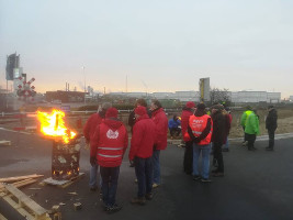 Beim erfolgreichen eintägigen Generalstreik in Belgien am 13.2.2019 - vor den Toren von Bayer...