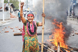 Streikende Jutearbeiterin in Bangladesch am 4.4.2019 - Strassenblockaden waren weit verbreitet an diesem Tag