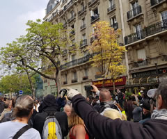 Foto von Bernard Schmid vom 1.5.2019 in Paris/Frankreich: Moment des Feuerlegens bei einer Sparkasse